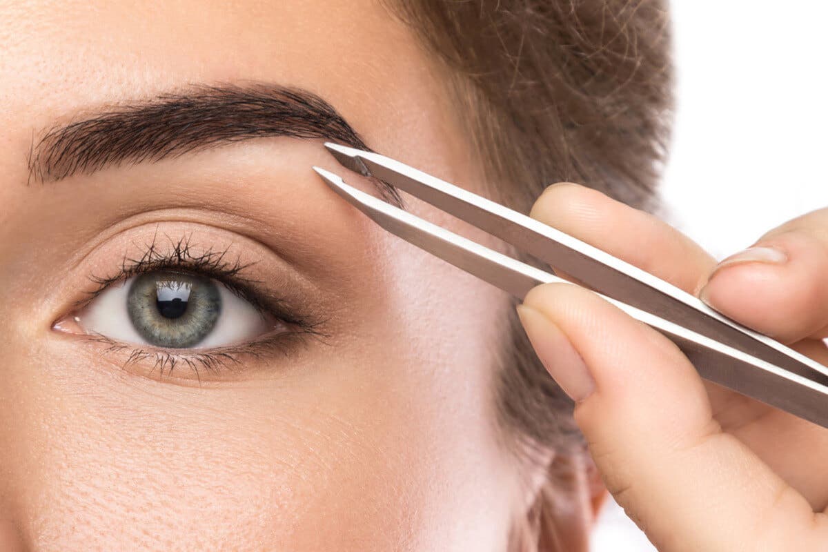 Depilar cejas con pinzas