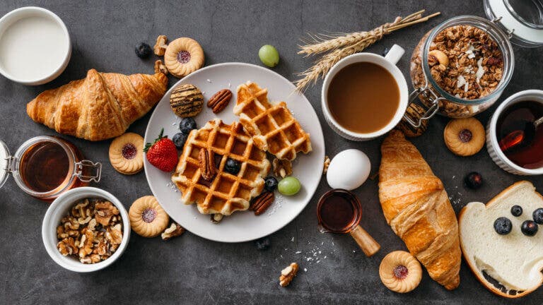 5 mitos del desayuno que solo complican tu alimentación