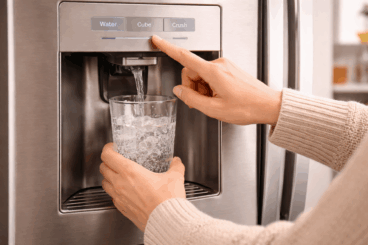 ¿El agua del dispensador de la nevera sabe extraño? Así debes limpiarlo para evitar malos sabores