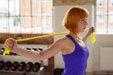 Cómo trabajar espalda y brazos con una banda elástica: 6 ejercicios a probar