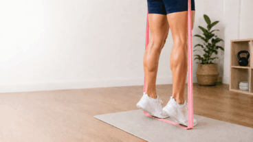 Pantorrillas definidas sin gimnasio: 7 ejercicios con banda elástica para hacer en casa