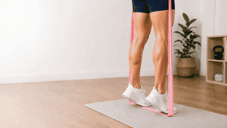 Pantorrillas definidas sin gimnasio: 7 ejercicios con banda elástica para hacer en casa