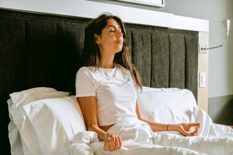 Cómo bajar tu ritmo en la noche: 5 ejercicios de respiración para relajarte y dormir mejor