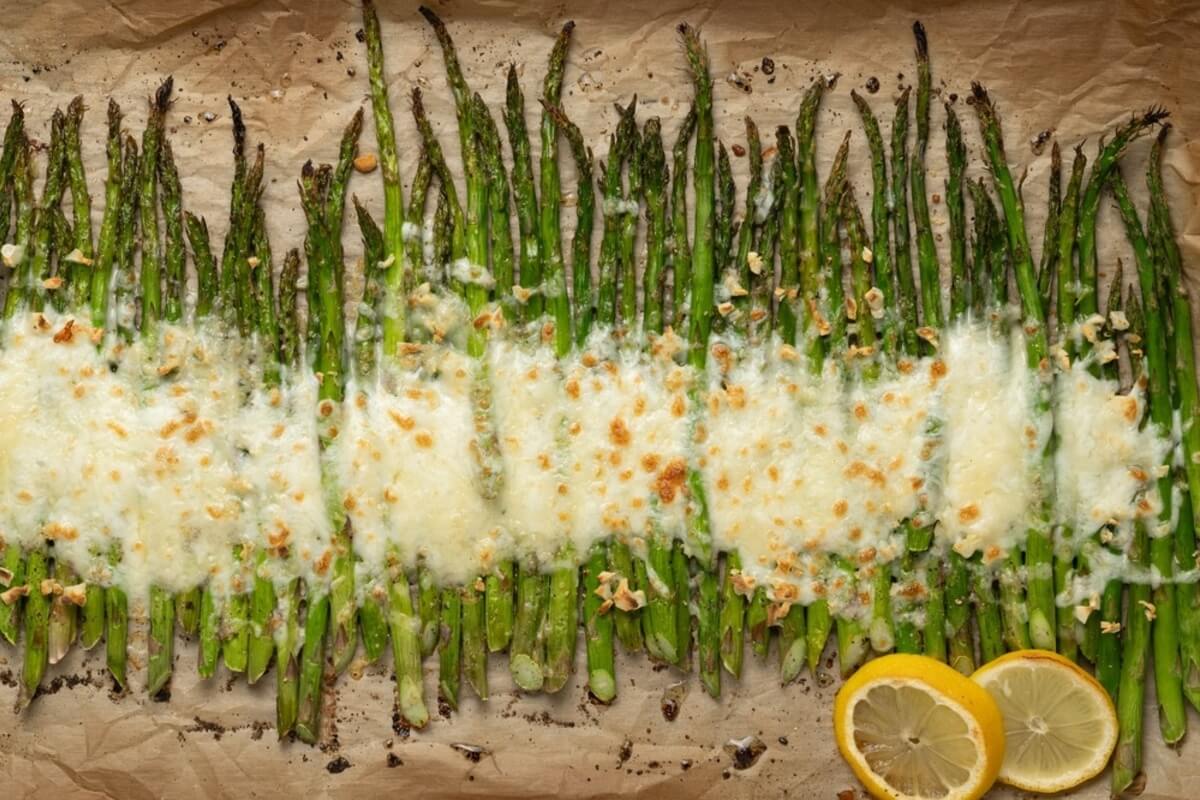Espárragos con queso al horno