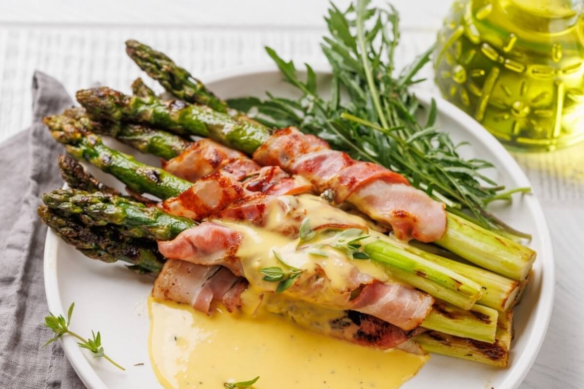 Espárragos envueltos en tocino