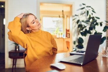 5 estiramientos para soltar el cuerpo después de todo un día en el escritorio