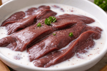 Remojar el hígado en leche: el truco de las abuelas para darle un sabor más suave