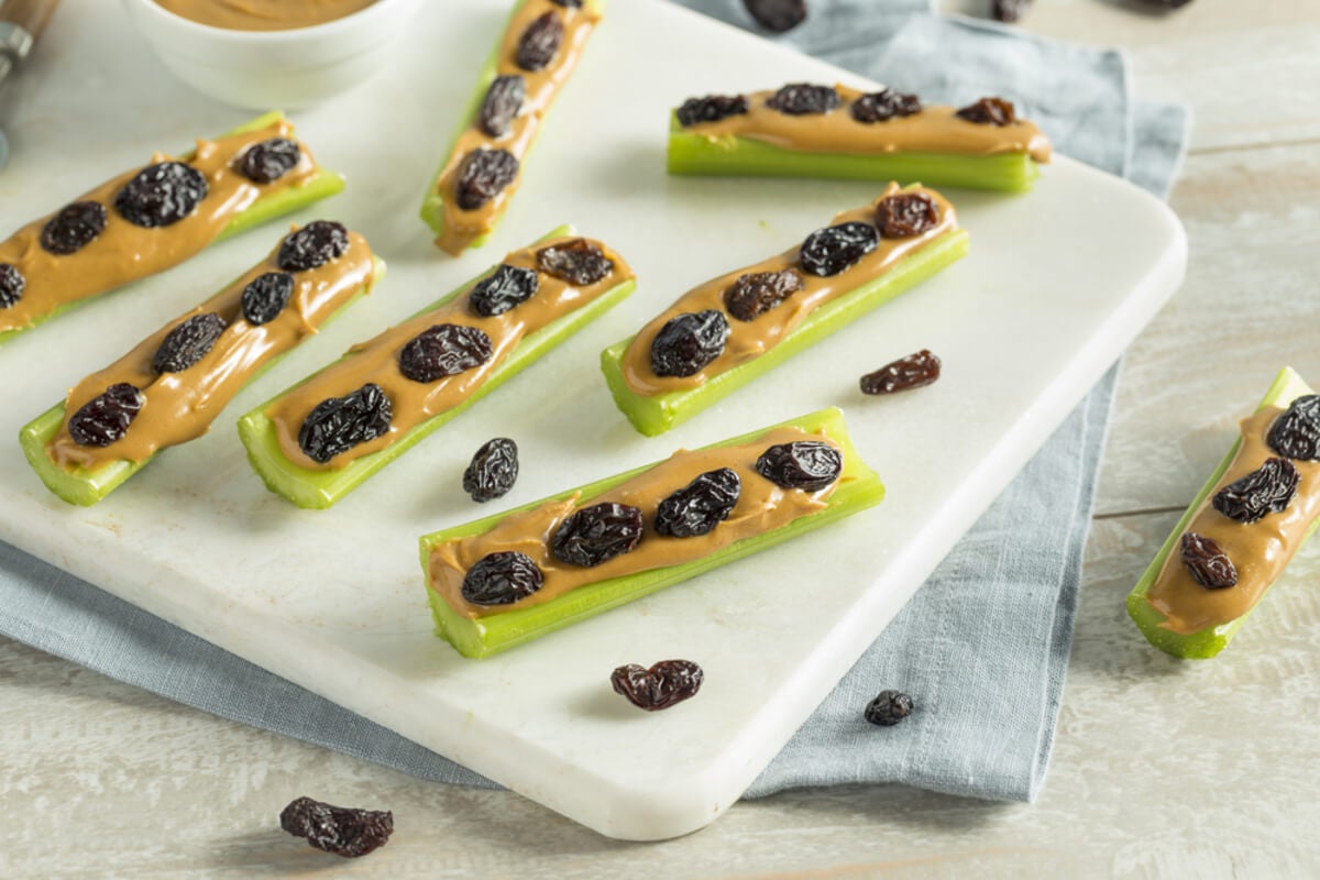 Snack llamado "hormigas en un tronco"