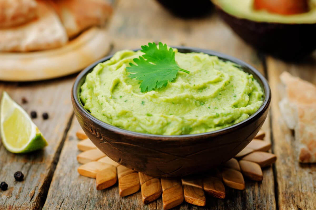 Hummus verde con aguacate