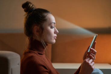 Medir la presión arterial con un selfie: así funciona Lifelight de DKV Seguros