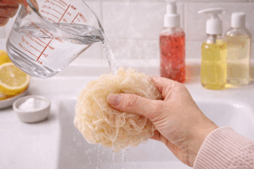 Así debes limpiar y desinfectar tu esponja de baño una vez por semana