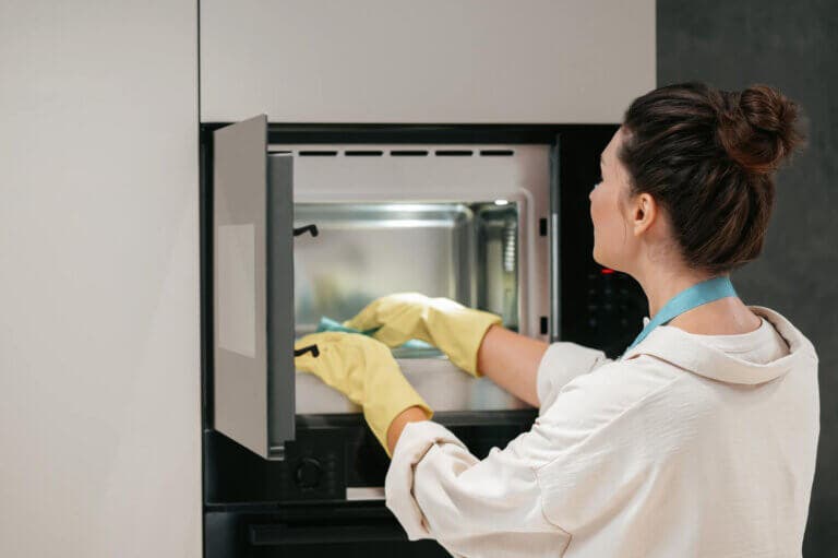 Grasa y polvo en las rendijas del microondas: cómo limpiarlo correctamente sin desmontarlo
