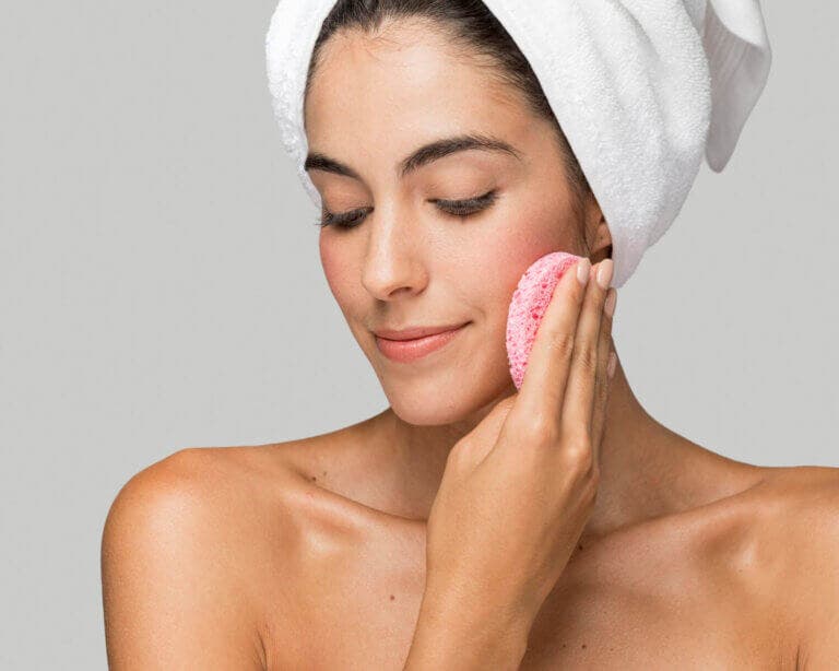 Cómo limpiar tu rostro en primavera para llegar al verano con la piel más lisa