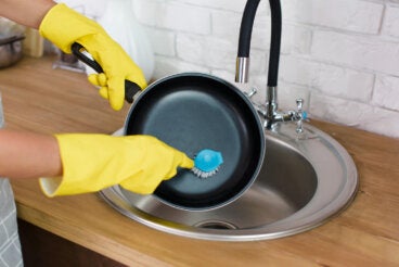 6 pasos para limpiar una olla antiadherente quemada sin rayarla