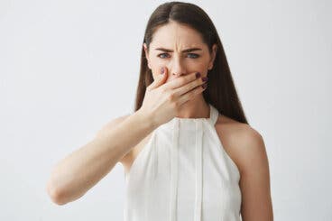 7 hábitos que causan muy mal aliento en la boca y debes evitarlos