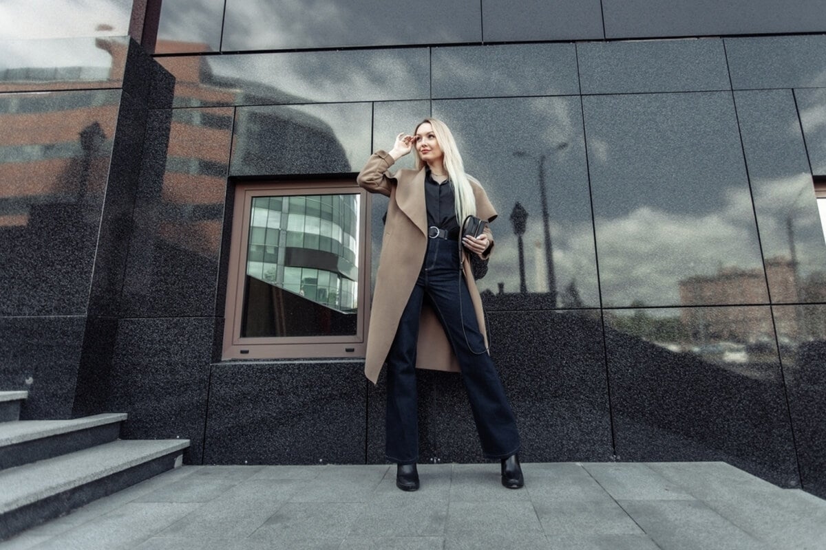 Pantalón con zapatos negros