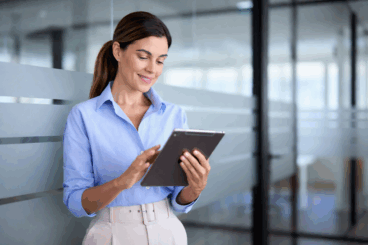 No luches con tu cabello en el trabajo: 3 peinados que aguantan el paso de las horas