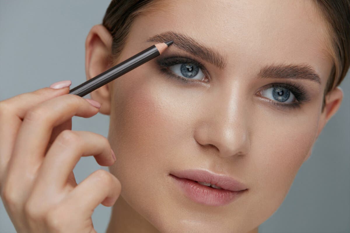 Rellenar las cejas con un lápiz