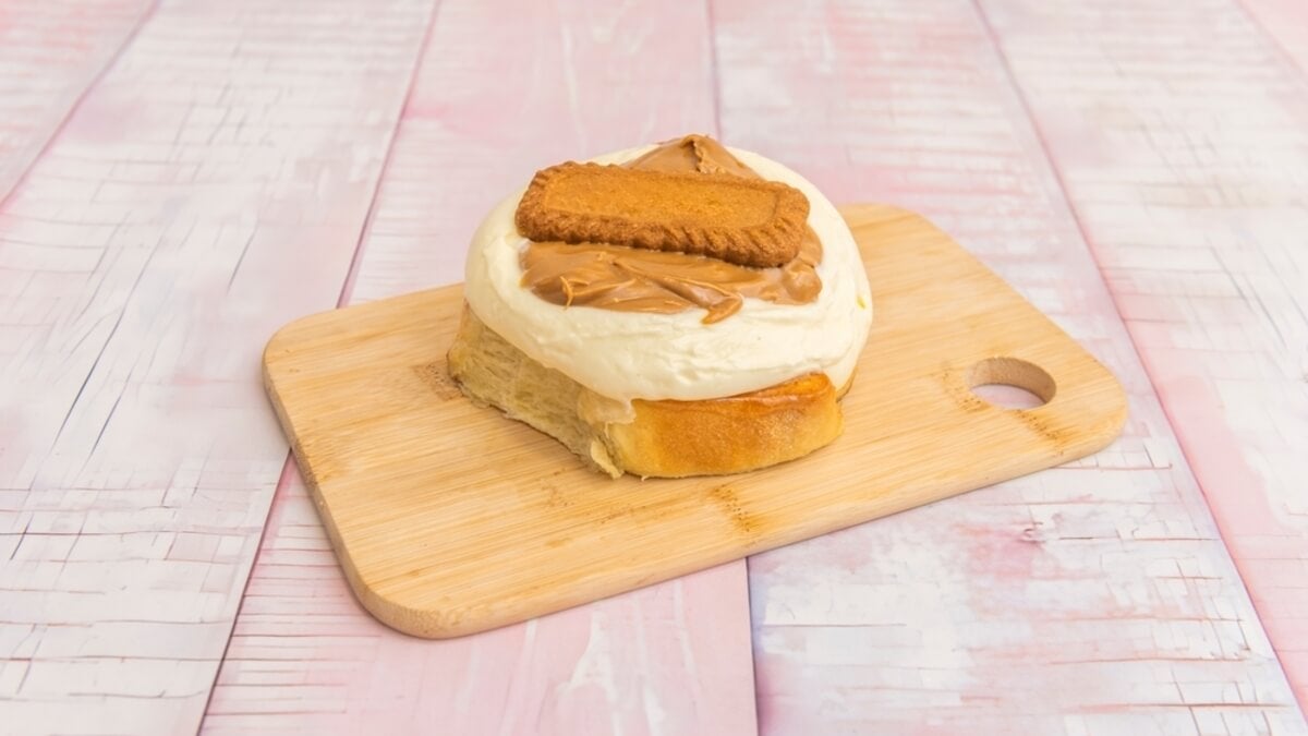 Roll de canela con crema de cacahuate