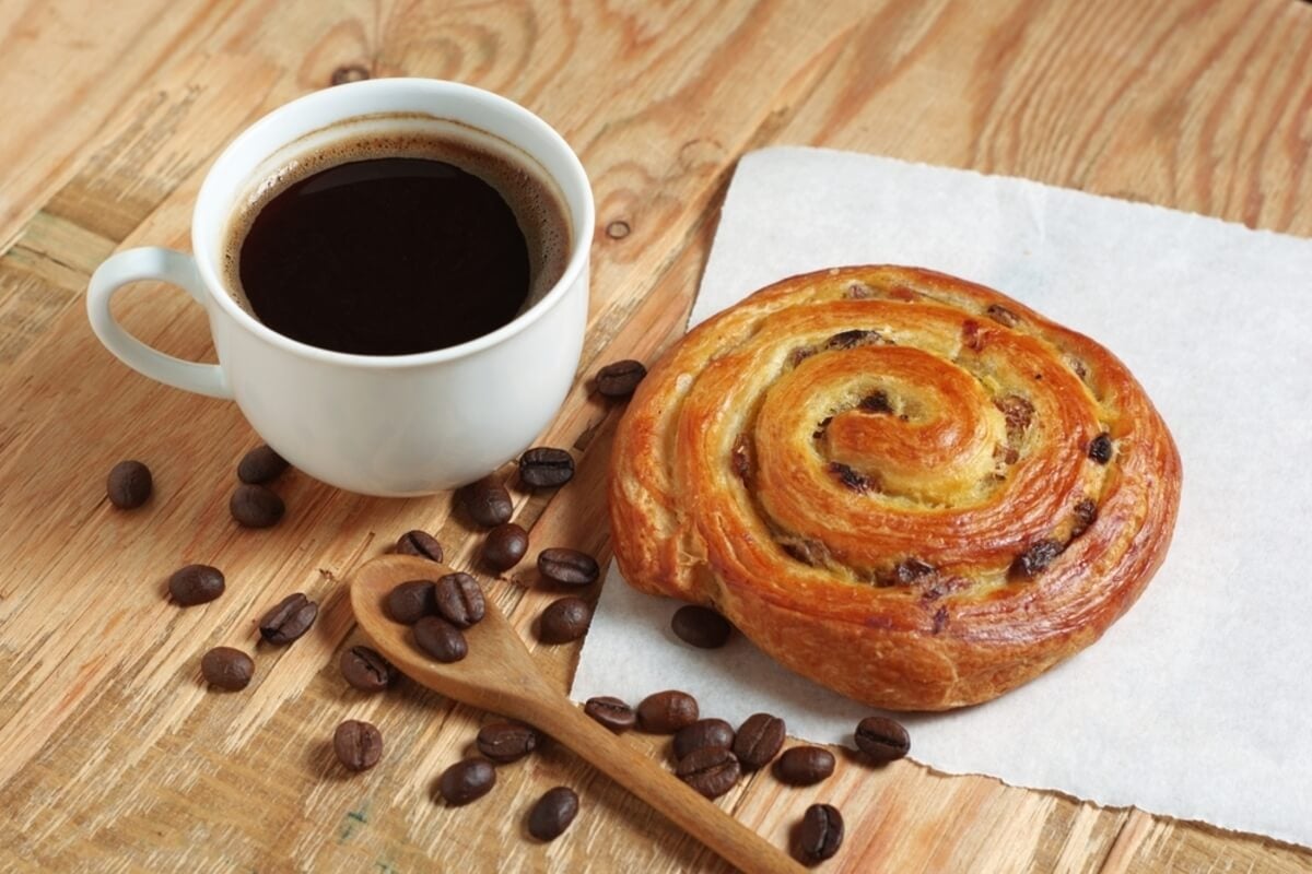 Rollitos de canela con café