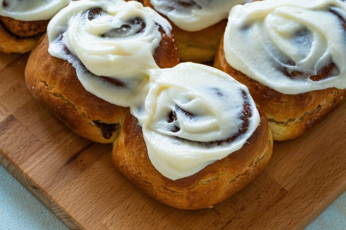 Rollitos de canela con frosting de queso crema