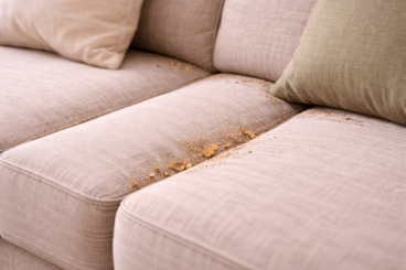 Migas y el polvo en los pliegues del sofá: como limpiarlo si no tienes aspiradora