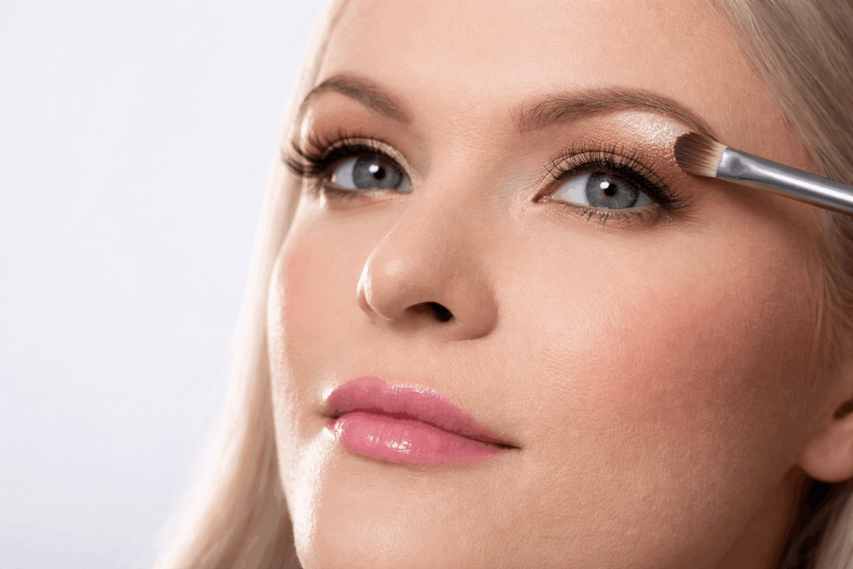 Aplicar iluminador en el arco de las cejas