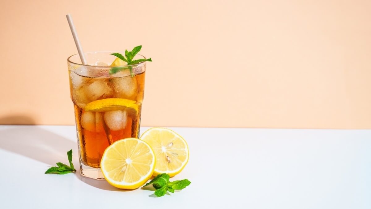 Té frío con limón y hielo