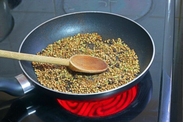 Cómo tostar especias para potenciar su sabor sin que lleguen a quemarse