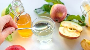 Más allá de las vinagretas: 7 maneras de usar vinagre de manzana en tus platos y recetas