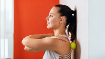 El automasaje con pelota de tenis que puedes hacer contra la pared después de trabajar