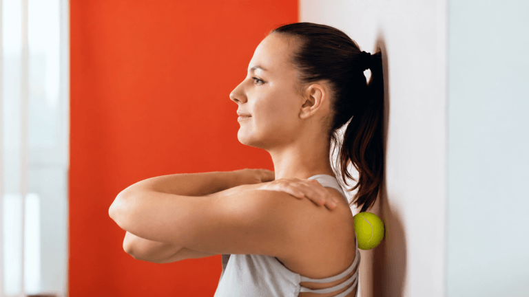 El automasaje con pelota de tenis que puedes hacer contra la pared después de trabajar