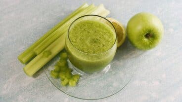 Apio, limón y manzana verde: la bebida fresca para iniciar tu día con fibra y energía