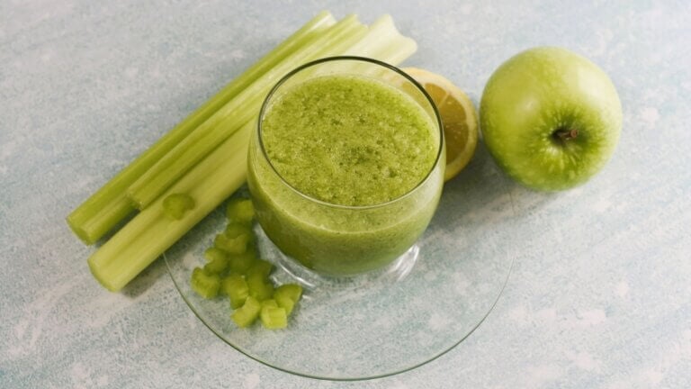 Apio, limón y manzana verde: la bebida fresca para iniciar tu día con fibra y energía