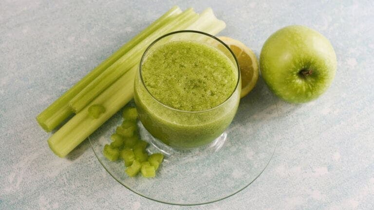 Apio, limón y manzana verde: la bebida fresca para iniciar tu día con fibra y energía