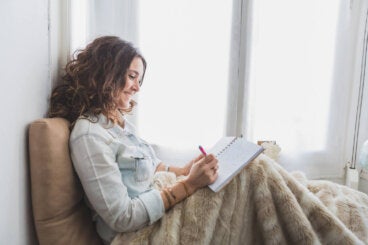 ¿Tu cabeza no se apaga de noche? Prueba el cierre de pestañas mentales antes de dormir