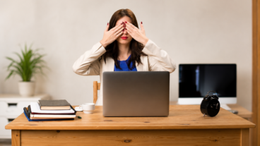 El ejercicio de palming para relajar la vista después de usar la computadora