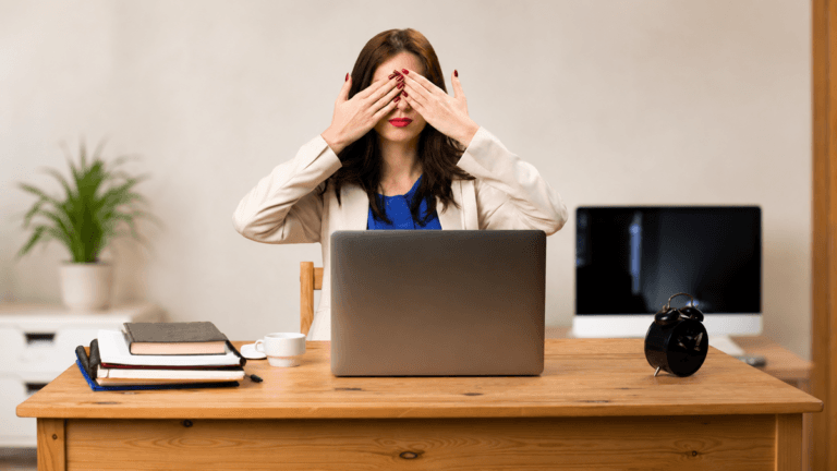 El ejercicio de palming para relajar la vista después de usar la computadora