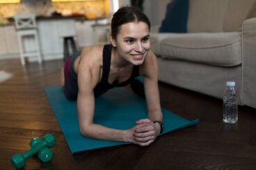 Cómo entrenar en casa con poco espacio: rutina de 7 minutos para principiantes