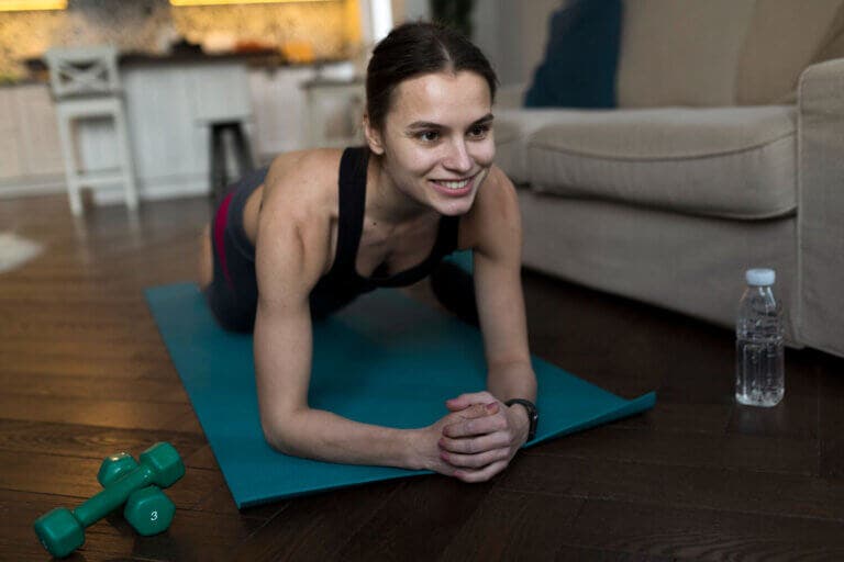 Cómo entrenar en casa con poco espacio: rutina de 7 minutos para principiantes