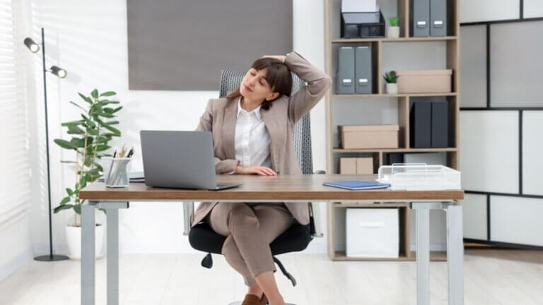 ¿Trabajas en el PC todo el día? Mira 6 estiramientos para relajar la espalda alta y trapecios