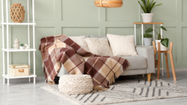 Cómo hacer más acogedora una habitación usando solo textiles bien elegidos
