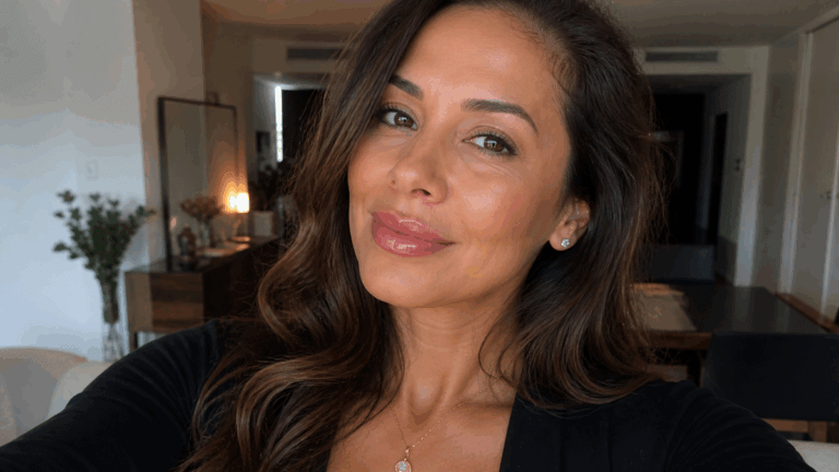 Labios jugosos en minutos: cómo darles más volumen con maquillaje y brillo