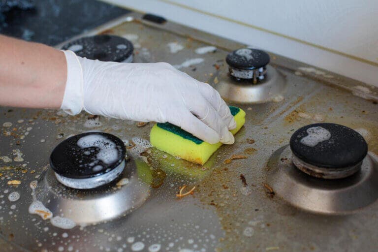 Cómo quitar la grasa de superficies y electrodomésticos sin complicarte