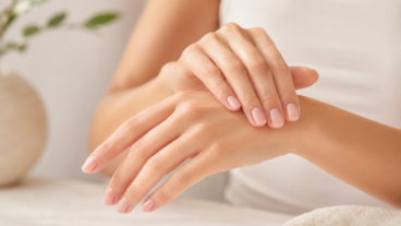 Manos suaves mientras duermes: rutina nocturna con avena, miel y guantes de algodón