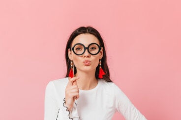 Cómo maquillarte los ojos si usas lentes: trucos para destacar tu mirada