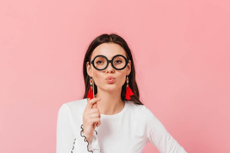 Cómo maquillarte los ojos si usas lentes: trucos para destacar tu mirada