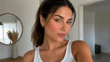 Blush lifting y pómulos metalizados: tutorial para elevar el rostro con maquillaje