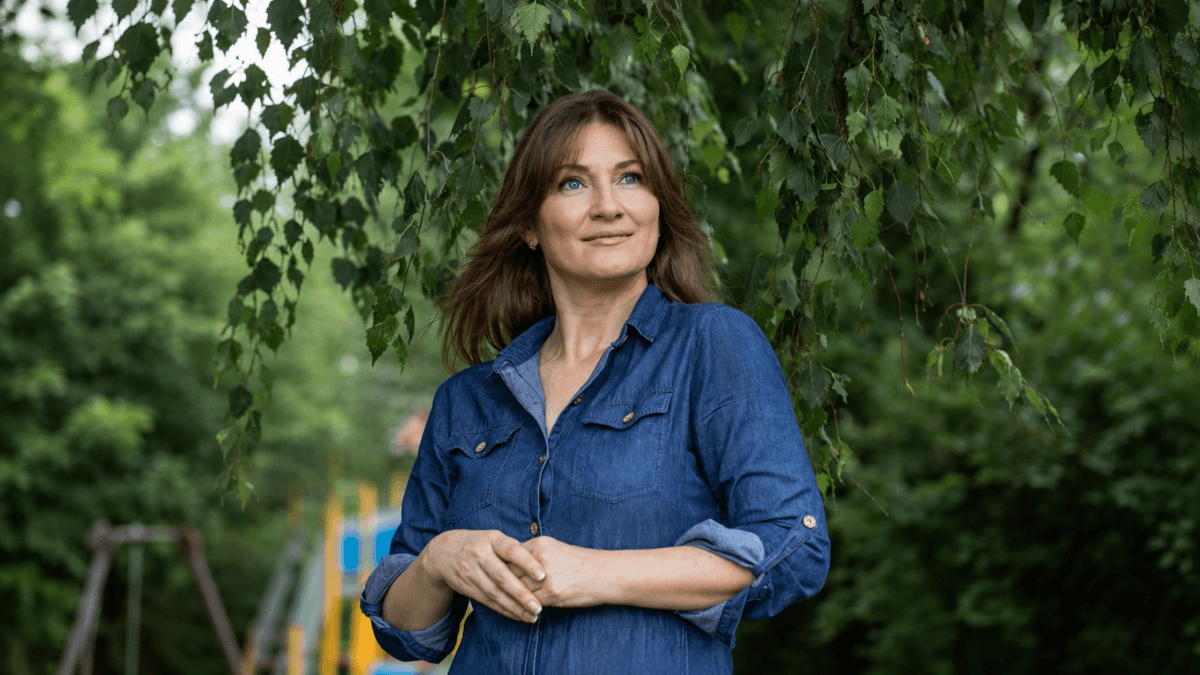 Mujer de mediana edad con flequillo cortina