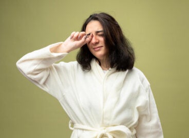 ¿Párpados hinchados al despertar? 4 trucos fríos para mejorar la mirada